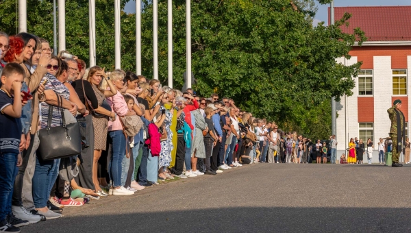 FOTOD Sõduri baaskursuse lõputseremoonia tõi Taara linnakusse rekordarvu külastajaid